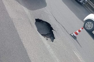 Incidente mortale in viale Regione Siciliana, a Palermo. A perdere la vita è stato un uomo di trentanove anni. La tragedia è avvenuta nel tratto compreso tra il ponte di Bonagia e l'ex rotonda Oreto. L'uomo stava viaggiando sul suo scooter in direzione di Catania quando è improvvisamente uscito di strada ed è finito violentemente sull'asfalto.