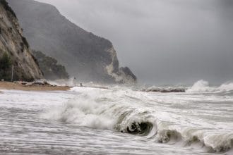 Un giovane scompare in mare durante un bagno. Nel primo pomeriggio di oggi un giovane è scomparso in mare durante un bagno. Stando a quanto ricostruito, il ragazzo si era tuffato dalla spiaggia di Milazzo, quando la sua ragazza, rimasta sulla battigia, non lo ha più visto riemergere. La giovane, anche lei sordomuta come il compagno, non ha potuto dare subito l'allarme perché sprovvista di cellulare. È dovuta quindi correre fino a un chiosco nelle vicinanze per chiedere aiuto.