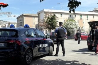Palermo - I Carabinieri del Comando Provinciale di Palermo hanno eseguito un'operazione su larga scala che ha portato all'arresto di 27 persone, accusate di reati che vanno dalla detenzione e porto abusivo di armi, al traffico illecito di rifiuti, al traffico di droga, furto ed estorsione. L'ordinanza di custodia cautelare, emessa dal GIP su richiesta della Procura, ha disposto il carcere per 17 indagati, mentre per altri 10 sono stati decisi i domiciliari.