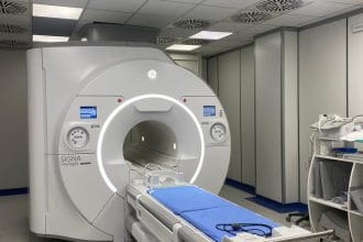 Palermo - L’Unità operativa complessa di Radiodiagnostica dell'ospedale Villa Sofia di Palermo si prepara ad un significativo avanzamento tecnologico con l’installazione del nuovo sistema di Risonanza Magnetica da 1,5 Tesla in sostituzione del precedente sistema risalente al 2007.