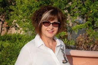 Tragedia domestica a Castellammare del Golfo, in lutto per la morte di Rosa Anna Coraci, 65 anni, deceduta ieri dopo essere precipitata dal balcone della sua abitazione in contrada Molinello. Secondo una prima ricostruzione, la donna stava trasportando un secchio quando, giunta sul balcone al secondo piano, sarebbe scivolata cadendo da un'altezza di circa 6 metri.