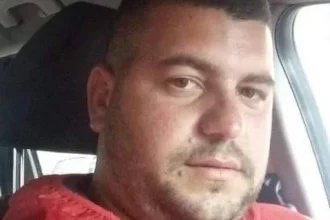 Una tragedia immane si è consumata questo pomeriggio a Palermo, dove un uomo di 38 anni, Samuele Fuschi, ha perso la vita in un incidente stradale causato da una voragine sull’asfalto. La vittima viaggiava a bordo del suo scooter SH in viale Regione Siciliana, nel tratto tra il ponte Bonagia e l’ex rotonda di via Oreto, quando ha perso il controllo del mezzo proprio a causa della presenza di una profonda buca sulla carreggiata. L’impatto è stato fatale e l’uomo è deceduto sul colpo.