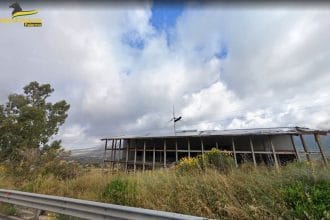 In una vasta operazione condotta dal comando provinciale della Guardia di Finanza di Palermo, è stata smantellata una truffa ai danni dell'Unione Europea per un importo complessivo di circa 15 milioni di euro. L'indagine, coordinata dalla Procura Europea (Eppo), ha portato all'emissione di un'ordinanza del gip di Palermo, che ha disposto misure interdittive nei confronti di 7 imprenditori operanti tra San Giuseppe Jato, San Cipirello e Palermo.
