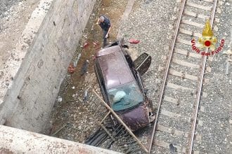 Un'auto ha sfondato la ringhiera metallica nei pressi della ferrovia ed è precipitata da un cavalcavia da un'altezza di sei metri finendo sulla linea Ferrata. È accaduto, intorno alle 14, in piazza Vann'Antò a Ragusa.