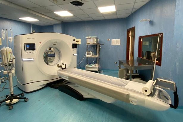 L'azienda ospedaliera "Villa Sofia - Cervello" di Palermo si è dotata di una nuova TAC. La stessa è stata installata ed è già attivata presso l'unità operativa di Radiologia dell’Ospedale Villa Sofia. Si tratta di un’apparecchiatura caratterizzata da una tecnologia fortemente innovativa. La nuova dotazione strumentale è stata resa possibile grazie ai finanziamenti del Piano Nazionale di Ripresa e Resilienza (PNRR) ed evidenzia l’impegno continuo dell’azienda al fine di aggiornare e migliorare le risorse diagnostiche a disposizione dell’utenza.