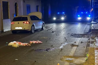 Per cause ancora in fase di accertamento, avrebbe perso il controllo del mezzo, schiantandosi frontalmente con due automobili