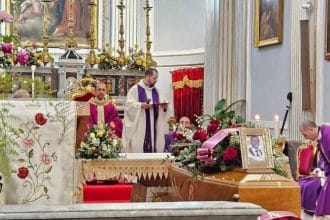 "E doloroso essere qui per dare il nostro ultimo saluto terreno a Ignazio figlio, fratello, sposo, padre, amico, lavoratore. Vorremmo sentire ancora una volta la sua voce e magari, come era solito fare, saprebbe strapparci un sorriso con una sua battuta". Lo ha detto l’arcivescovo di Monreale Gualtiero Isacchi nell’omelia per i funerali di Ignazio Giordano, il primo delle cinque vittime della strage sul lavoro a Casteldaccia a cui parenti e amici hanno dato l’ultimo saluto. Tantissimo dolore nella chiesa Madre di Partinico. In prima fila la moglie di Giordano insieme ai tre figli. La chiesa è piena e tanti fedeli sono rimasti fuori. Sono presenti anche i sindaci di Partinico Piero Rao, il sindaco di Casteldaccia Giovanni Di Giacinto, il sindaco di San Cipirello, Vito Cannella, il sindaco di Montelepre Giuseppe Terranova e di Giardinello Antonio De Luca.
