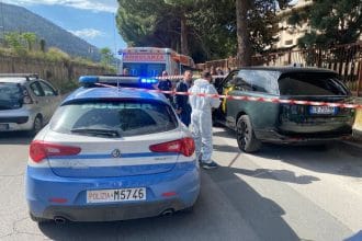 È giallo sulla morte del'architetto Angelo Onorato, titolare di un negozio di arredamenti e marito dell'eurodeputata della Democrazia Cristiana Francesca Donato. L'uomo è stato trovato morto a Palermo nella propria auto nella zona di via Ugo La Malfa. "Hanno ucciso mio marito Angelo" ha detto l'eurodeputata, e vice segretaria della Dc, parlando con alcuni amici che l'hanno chiamata per capire se la vittima fosse realmente il marito, Angelo Onorato.