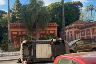 Palermo - Un'auto ribaltata, una in testacoda e tanta paura. L'incidente questa mattina in via Lincoln, a Palermo.