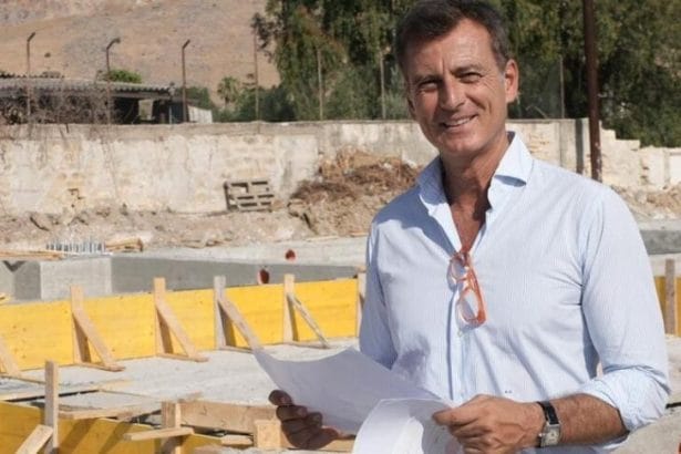 PALERMO - Un architetto, Angelo Onorato, marito dell'europarlamentare della Democrazia Cristiana Francesca Donato, è stato trovato ucciso nel pomeriggio di oggi a Palermo. Il corpo dell'uomo, titolare di un negozio di arredamenti, è stato rinvenuto all'interno della sua automobile in via Ugo La Malfa.