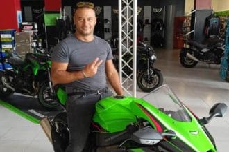 Sciacca piange la scomparsa di Antonio Gulino, 36 anni, morto in un incidente stradale sulla statale 624, Sciacca-Palermo, al bivio per Misilibesi. L'uomo, sposato e padre di due figli, era un muratore stimato nella comunità locale e un appassionato motociclista.