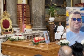 Sono stati celebrati i funerali di Samuele Fuschi, 38 anni, morto in un incidente in viale Regione Siciliana a Palermo dopo essere finito a terra con lo scooter a causa di una grossa buca nella strada. La chiesa di San Saverio all'Albergheria era piena di parenti, amici e residenti del quartiere che hanno dato l'ultimo saluto a Samuele. La funzione religiosa è stata celebrata dal parroco di San Saverio Massimiliano Lo Chirco.