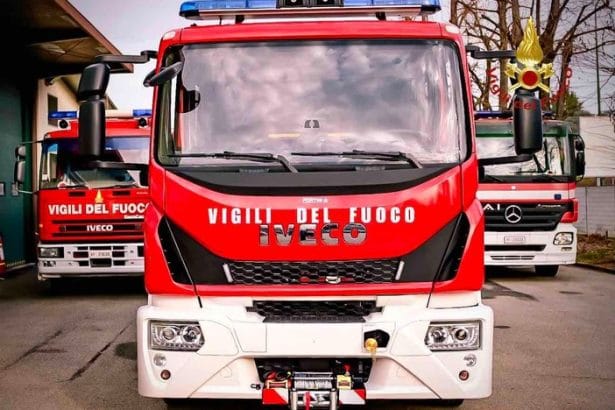 Nel cuore dell'inferno di fuoco che ha aggredito le campagne siciliane, tra Roccamena, Camporeale e Corleone, si è consumato un dramma nel dramma, fortunatamente senza conseguenze fatali. Un agricoltore, tra i tanti corsi in aiuto con il proprio trattore per arginare l'avanzata del rogo, è scampato alla morte. L'uomo si trovava alla guida del suo mezzo agricolo su un terreno scosceso, nel tentativo coraggioso di creare una fascia tagliafuoco. Improvvisamente, ha perso il controllo del veicolo. L'ipotesi più accreditata è che il calore intenso delle fiamme abbia sciolto o danneggiato i tubi dell'impianto frenante. Trovandosi senza freni in un punto impervio e confuso dalla situazione critica, ha compiuto l'unico gesto possibile per salvarsi: si è lanciato dal trattore. Il mezzo, ormai senza guida, è capitolato rovinosamente tra le colline, distruggendosi nell'impatto.