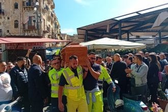 Operai Amap portano in chiesa bara collega morto a Casteldaccia. Funerali La Barbera. Parroco,incapaci garantire lavoro dignitoso