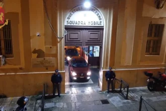 Palermo - La Direzione Distrettuale Antimafia di Palermo ha coordinato un'importante operazione antidroga che ha portato all'arresto di 26 persone, di cui 21 in carcere e 5 ai domiciliari. L'indagine, condotta dalla squadra mobile e dallo Sco (Servizio Centrale Operativo), ha permesso di smantellare una vasta rete di spaccio di droga nei quartieri Sperone e Brancaccio, storicamente noti come piazze di smercio di sostanze stupefacenti.