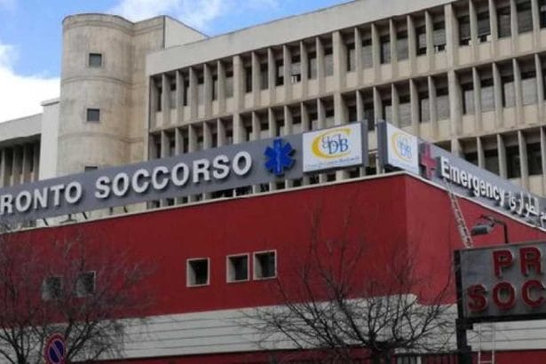 Avrebbe dovuto iniziare il suo turno all'ospedale Civico di Palermo, come ogni mattina. Invece, il silenzio. Il telefono di un infermiere di 33 anni squilla a vuoto, le chiamate del padre, anche lui infermiere, rimangono senza risposta. La tragica scoperta del suo corpo senza vita in casa è solo l'inizio di un dolore immenso, amplificato da una lettera straziante. "Scusate se non amo le donne", scrive l'uomo, svelando una vita vissuta nella paura e nel segreto. Lo racconta Repubblica.