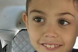 Grande solore a Pozzallo per la prematura scomparsa di Dennis Zafarana, giovane studente di soli 15 anni. La notizia della sua morte ha lasciato nello sconforto l'intera comunità, che si stringe attorno ai genitori del ragazzo, mamma Stefania e papà Vincenzo, in questo momento di immenso dolore.