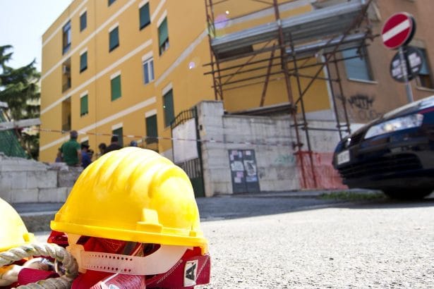 Nuovo dramma sul lavoro, "Un'altra vergogna italiana": morto il muratore Giovanni Terrana Ennesima tragedia sul lavoro in Sicilia: un operaio muore cadendo da un'impalcatura a Campofelice di Roccella. La Uil chiede interventi immediati