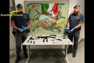 La Guardia di finanza ha arrestato un palermitano in flagranza di reato e sequestrato 4 armi da fuoco, tra cui una mitragliatrice, e droga. In particolare, i Baschi Verdi del Gruppo Pronto Impiego, impegnati quotidianamente nel servizio di vigilanza del territorio, durante un pattugliamento nel noto quartiere "Villaggio Santa Rosalia" - interessato spesso dallo svolgimento di attività antidroga da parte dei militari – hanno notato un uomo allontanarsi frettolosamente alla vista dell'auto di servizio e hanno deciso di sottoporlo a controllo.
