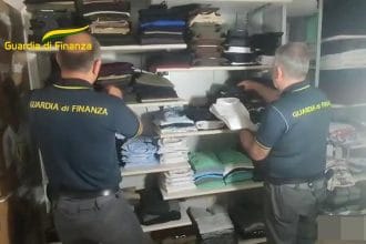 I Finanzieri del Comando Provinciale della Guardia di Finanza di Palermo, nell’ambito del dispositivo di controllo economico del territorio, accedevano presso un locale del centro di Partinico adibito alla vendita al dettaglio di capi d’abbigliamento e accessori di noti brand di alta moda.