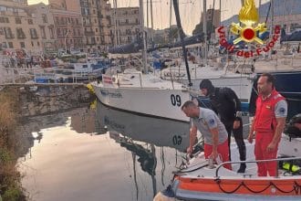 Il sessantaquattrenne Carmelo Monteleone è morto tragicamente alla Cala a Palermo, cadendo in mare mentre era in sella alla sua bicicletta nei pressi del molo.