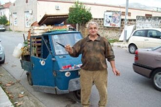 Partinico è in ansia per Gino Bua, 71 anni, rimasto ferito ieri in un tragico incidente stradale. Bua è molto conosciuto in città non solo per la sua officina ma anche per la vendita di frutta e verdura. Una figura stimata che ha saputo guadagnarsi la fiducia e l'affetto dei concittadini.