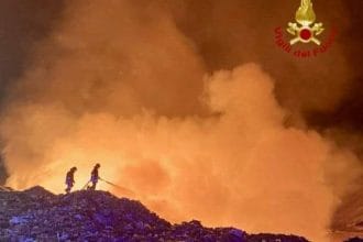 Palermo torna a vivere momenti di apprensione per un incendio divampato nel pomeriggio di ieri nella discarica Bellolampo. Le fiamme, alimentate dal vento, hanno interessato la settima vasca del sito, nei pressi dell’impianto di captazione del biogas.