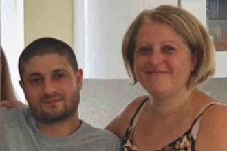 Tragedia a Ugley, villaggio nell'Essex a nord di Londra, dove martedì sera in una villetta sono stati trovati morti Maria Nugara, 54enne originaria di Mussomeli (Caltanissetta), e il figlio 29enne Giuseppe Morreale. I corpi presentavano ferite gravissime. Sul posto è stato arrestato un 63enne, Calogero Ricotta, anch'egli originario della Sicilia. L'uomo è accusato di duplice omicidio e lesioni.