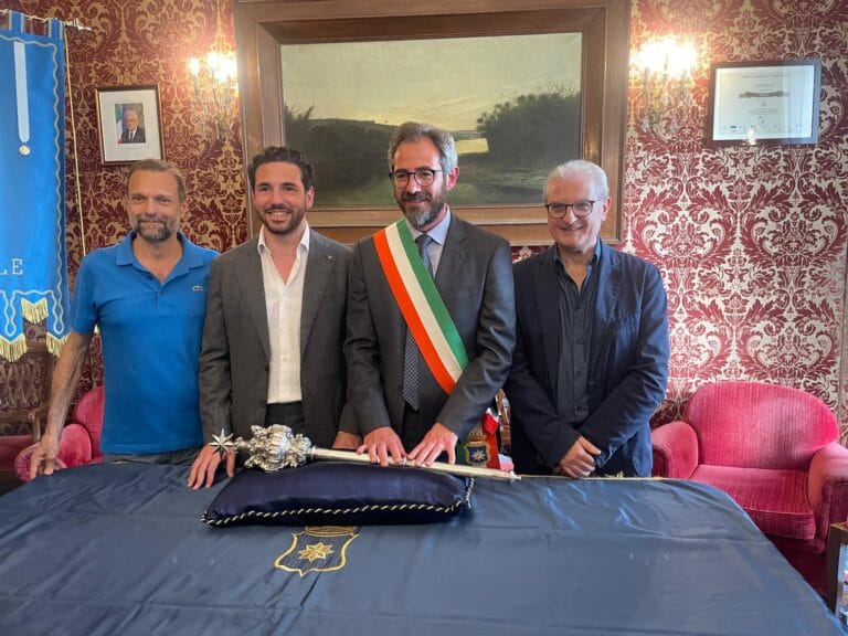 Trionfo per il sindaco Alberto Arcidiacono, riconfermato alla guida di Monreale per un secondo mandato. Grande entusiasmo questo pomeriggio nella sala del palazzo di città gremita di gente, durante la proclamazione che conferma la vittoria del primo cittadino con 16.119 voti, un vero e proprio plebiscito.