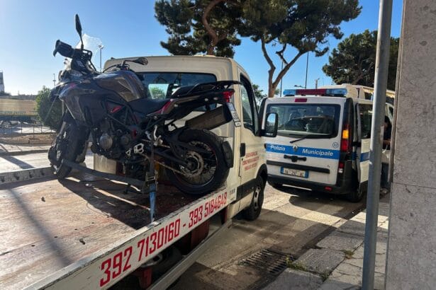 Cade in moto per una buca killer a Palermo, 30enne in codice rosso Per il ragazzo è stato necessario l'intervento del 118 che lo ha trasportato in ospedale in codice rosso. Sul posto sono intervenuti gli agenti della polizia municipale per effettuare i rilievi e ricostruire la dinamica dell'incidente. Per la rimozione della moto è intervenuta la ditta di soccorso stradale MF auto di Francesco Magnasco.