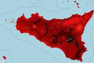 Temperature in ulteriore aumento, 5-6°C in più, nelle prossime 36 ore: arriva il picco dell'anticiclone africano che porta anche sabbia del deserto e temperature di 40°C al Centro-Sud e tanta afa al Nord. Seguiranno, successivamente, forti piogge nel Nord Ovest. Nelle prossime ore, previsti a Foggia 40°C, a Carbonia 39°C, 38°C a Caltanissetta, Matera, Nuoro, Siracusa e Taranto.