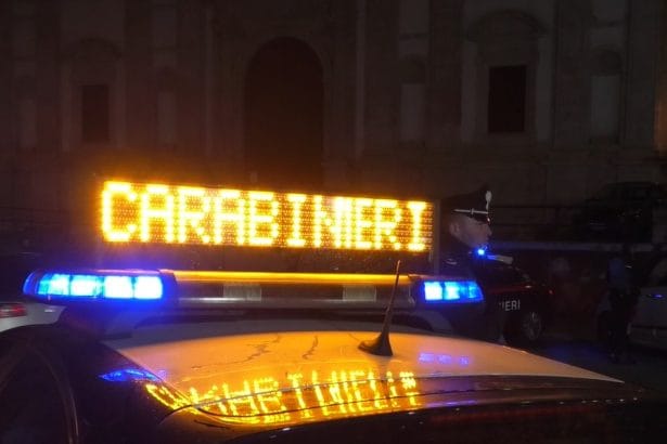 Dopo la rissa tra 6 donne per gelosia a Palermo, in via Centorbe, i militari hanno denunciato un 27enne palermitano, già noto alle forze dell'ordine per precedenti di polizia, in quanto, al culmine di un dissidio condominiale protrattosi per anni, ha minacciato i propri parenti brandendo una pistola giocattolo, priva del prescritto tappo rosso.