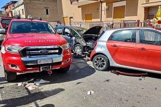 Intorno alle ore 15.30 squadra VF del distaccamento di Brancaccio è intervenuta in via Aloi, a Falsomiele, all'altezza del civico, 42 a Palermo a causa di un incidente stradale.