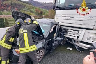 Un morto è il tragico bilancio dell'ennesimo grave incidente stradale avvenuto nel Palermitano. Il violento scontro tra un'automobile e un camion sulla Strada Statale 118 nei pressi di Prizzi.