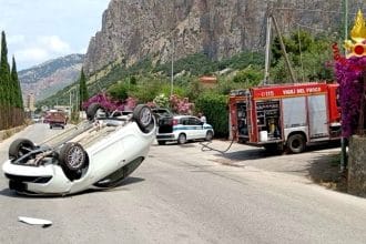 Un violento incidente stradale si è verificato oggi intorno alle 13:15 in via Don Luigi Sturzo a Carini, nei pressi della zona industriale. Un uomo alla guida di una Lancia Ypsilon, per cause in corso di accertamento, ha perso il controllo del mezzo che si è ribaltato.