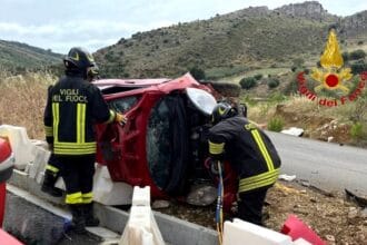 Incidente sulla Palermo-Agrigento: auto si ribalta, automobilista soccorso dai vigili del fuoco