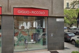 Maxi furto questa notte all'interno del negozio Giglio Piccolo in piazza Mordini ad angolo con via La Farina, a Palermo. I malviventi hanno rubato una Fiat 500 e una Giulietta e hanno usato le due auto come ariete per sfondare la vetrina. Dopo hanno portato via abbigliamento e merce da quantificare.