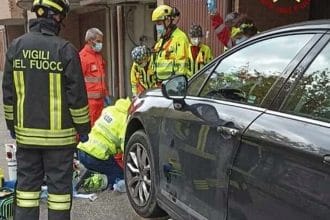 Dramma ad Altofonte in provincia di Palermo dove un 92enne è morto schiacciato dalla sua auto. L'uomo stava cercando di issarla con il crick.