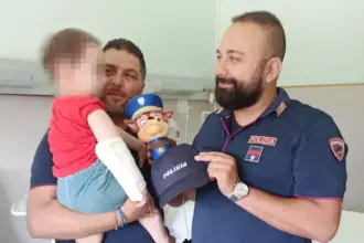 Un bambino di un anno e mezzo con seri problemi respiratori è stato salvato grazie all'immediato intervento degli agenti della Polizia della Questura di Catania. È accaduto ad Acireale dove si sono vissuti attimi di particolare preoccupazione alla vista di una donna che, in preda alla disperazione, si muoveva con il figlio in braccio tra le auto in transito in via Torquato Tasso.
