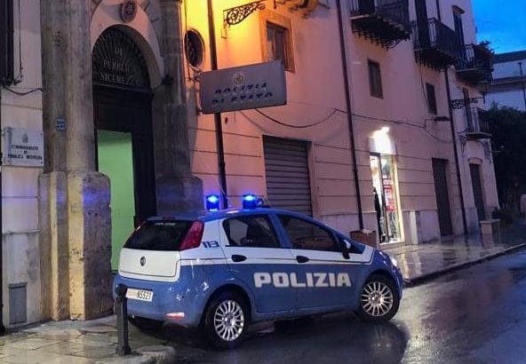 La polizia di Stato ha arrestato un palermitano di 38 anni domiciliato a Partinico accusato di coltivazione di marijuana, resistenza, minaccia, violenza, lesioni a pubblico ufficiale, danneggiamento a un bene dello Stato. Gli agenti già da tempo tenevano sott'occhio un appartamento.