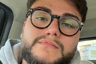 Carini piange dopo il terribile incidente stradale avvenuto ieri intorno alle 12:30 lungo la statale 187 all’altezza dello svincolo per Buseto Palizzolo, causando la morte di Tommaso Di Giacomo, un ragazzo di soli 22 anni residente nella città alle porte di Palermo.