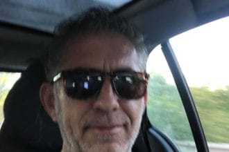 Il vicino ha afferrato un paio di forbici di medie dimensioni che aveva con sé e ha colpito ripetutamente