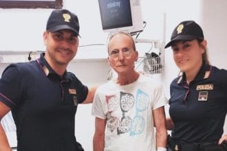 Palermo - Attimi di paura in corso Calatafimi, dove un anziano di nome Giuseppe si è improvvisamente accasciato sul marciapiede a causa di un malore dovuto al caldo. L'uomo, che non dava più segni di vita, è stato prontamente soccorso dagli agenti del vicino commissariato Porta Nuova, i cui occhi elettronici hanno permesso di intervenire rapidamente salvandogli la vita.