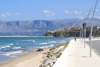 La Regione Sicilia si prepara ad assegnare nuove concessioni balneari per un terzo del suo litorale attualmente libero. Si tratta di un'operazione che potrebbe generare un giro d'affari di centinaia di milioni di euro e che coinvolge 54 comuni dell'isola, dalle rinomate località turistiche come San Vito Lo Capo e Menfi, fino alle incantevoli Isole Eolie. L'assessore al Territorio, Giusi Savarino, come si legge sul Giornale di Sicilia, prevede che le nuove concessioni possano essere assegnate già all'inizio della prossima estate, aprendo la strada a nuovi investimenti e opportunità di sviluppo lungo le coste siciliane.