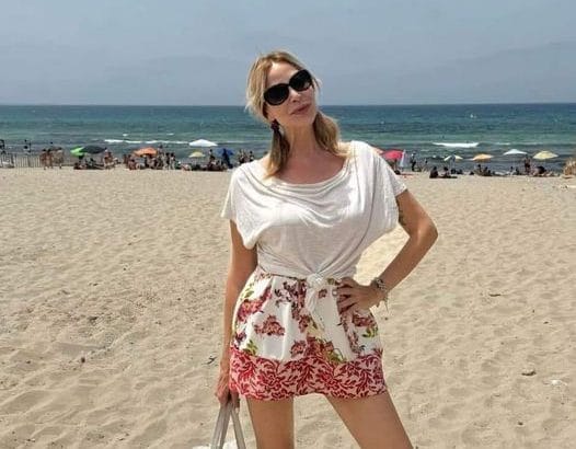 Stefania Orlando a Isola delle Femmine tra relax e selfie Stefania Orlando incanta Isola delle Femmine dopo lo spettacolo "La notte vola". Relax, fascino e selfie con i fan per la celebre showgirl