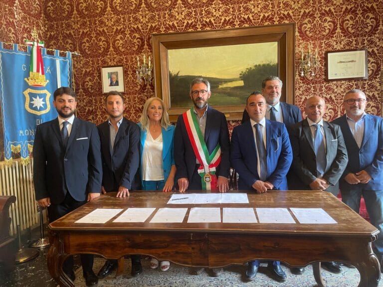 Monreale - Si è tenuta questa mattina presso la Sala Rossa del Comune di Monreale la cerimonia di giuramento della nuova giunta, a seguito della vittoria di Alberto Arcidiacono alle elezioni amministrative dell'8 e 9 giugno scorsi. Alla presenza del segretario generale Giovanni Impastato, gli assessori neo nominati dal primo cittadino hanno prestato giuramento, per poi ricevere l'assegnazione delle rispettive deleghe.