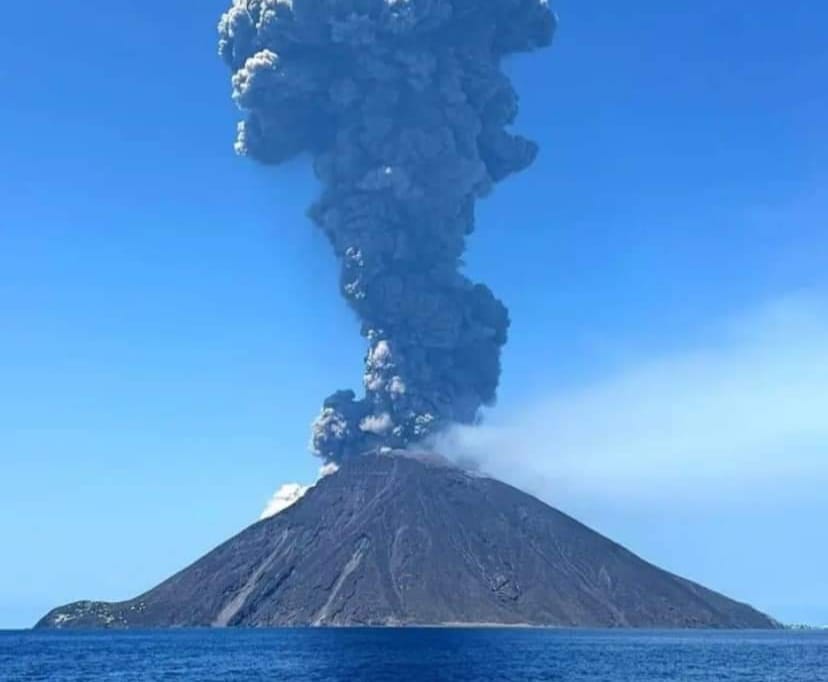 La nuova esplosione del vulcano Stromboli, avvenuta nella giornata di oggi, ha spinto il Dipartimento di Protezione Civile a diramare un'allerta maremoto per i comuni della costa tirrenica della Sicilia, in particolare quelli vicini all'arcipelago delle Eolie.