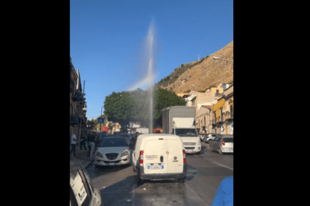A Palermo, in un momento di grave siccità, si è rotta una tubatura dell'acqua in corso Calatafimi, tra Palermo e Monreale. Da una profonda crepa nell'asfalto sgorga un potente getto d'acqua alto diversi metri, creando disagi al traffico e sprecando ingenti quantità della preziosa risorsa idrica.