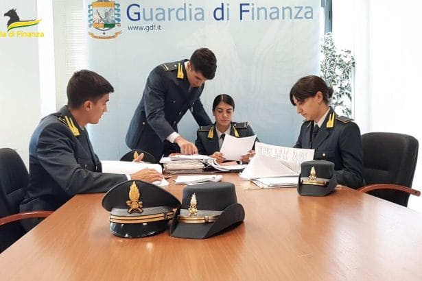 Palermo - Nell’ambito di un’articolata indagine coordinata dalla Procura della Repubblica di Palermo, i Finanzieri del Comando Provinciale hanno eseguito un’ordinanza del GIP che dispone la misura cautelare del divieto di esercizio di attività d'impresa per 12 mesi nei confronti di un imprenditore palermitano accusato di bancarotta fraudolenta patrimoniale e documentale nonché bancarotta societaria.