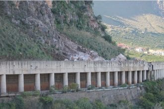 Pubblicato il bando di gara per i lavori sul costone che sovrasta un tratto della Sp 37, che collega la città di Palermo all’abitato di Gibilrossa e a Belmonte Mezzagno, interrotto da quasi tre anni. «Si tratta - dice il presidente della Regione Siciliana Renato Schifani, al vertice della Struttura per il contrasto al dissesto idrogeologico - di un primo intervento di messa in sicurezza, indispensabile per il ripristino della viabilità dopo l’episodio della caduta massi del novembre 2021. Diamo così avvio al recupero di un intero versante, ponendo le basi per le opere successive che restituiranno alla pubblica fruizione un collegamento strategico per tutta l’area».
